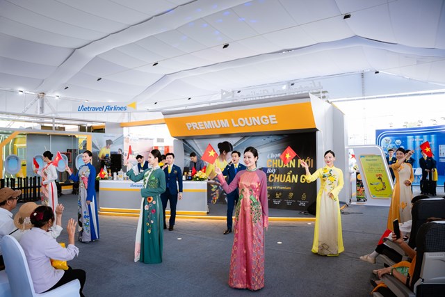 Kh&aacute;n giả thưởng thức show nghệ thuật &ldquo;Sải c&aacute;nh Việt Nam&rdquo; do ch&iacute;nh c&aacute;c tiếp vi&ecirc;n của Vietravel Airlines biểu diễn &nbsp;