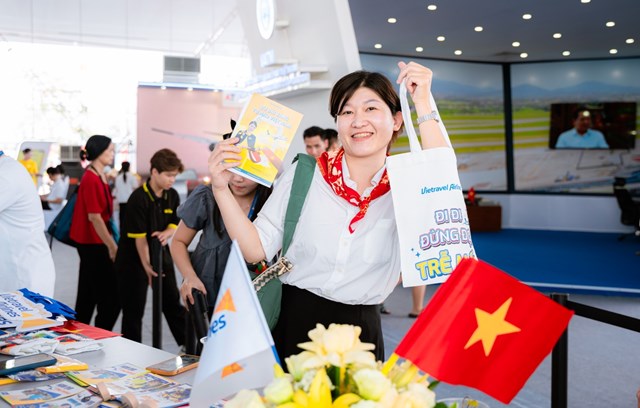 Kh&aacute;ch h&agrave;ng h&agrave;o hứng checkin c&ugrave;ng Vietravel Airlines &nbsp;