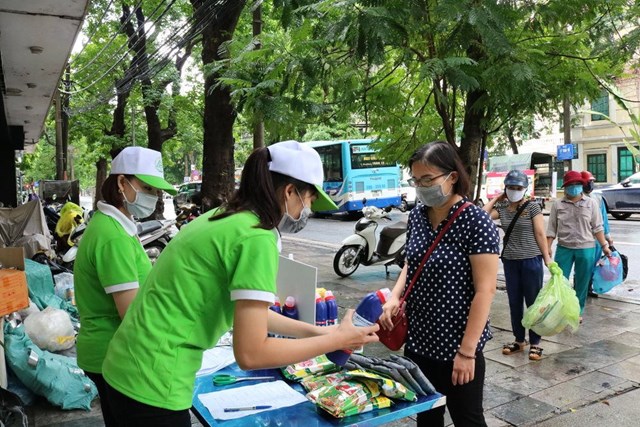 Tổ chức ph&acirc;n loại, thu gom r&aacute;c thải sinh hoạt tại nguồn kh&ocirc;ng chỉ đem lại lợi &iacute;ch kinh tế cho người d&acirc;n m&agrave; c&ograve;n g&oacute;p phần th&uacute;c đẩy ng&agrave;nh c&ocirc;ng nghiệp t&aacute;i chế