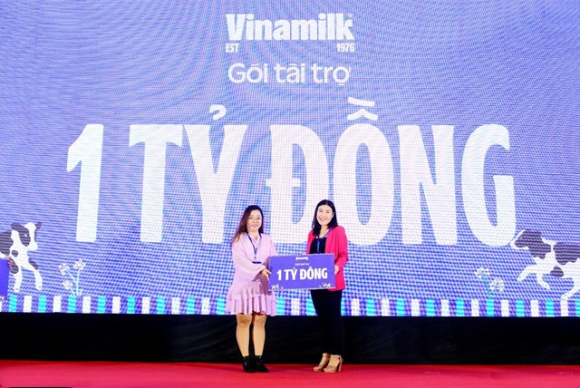 Đại diện Vinamilk trao bảng t&agrave;i trợ 1 tỷ đồng cho ban tổ chức &nbsp;