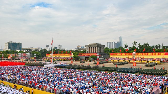 D&agrave;n kh&iacute; t&agrave;i đi qua Quảng trường Ba Đ&igrave;nh. &nbsp;