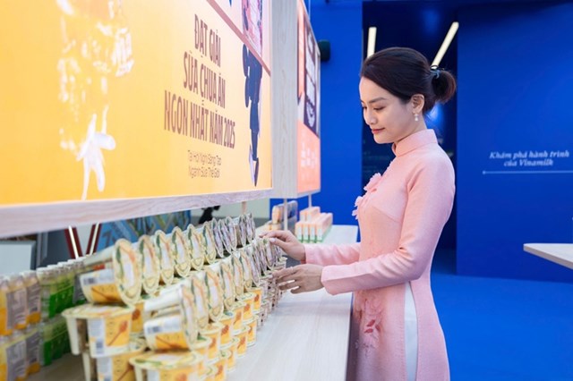 Vinamilk mang đến triển l&atilde;m những trải nghiệm th&uacute; vị qua c&aacute;ch thể hiện trực quan về những bước đột ph&aacute; trong đổi mới s&aacute;ng tạo, khoa học &ndash; c&ocirc;ng nghệ tạo ra sản phẩm dinh dưỡng ti&ecirc;u chuẩn quốc tế, đ&oacute;n đầu c&aacute;c xu hướng ti&ecirc;u d&ugrave;ng. (Ảnh: Tịnh Kh&ocirc;ng)
