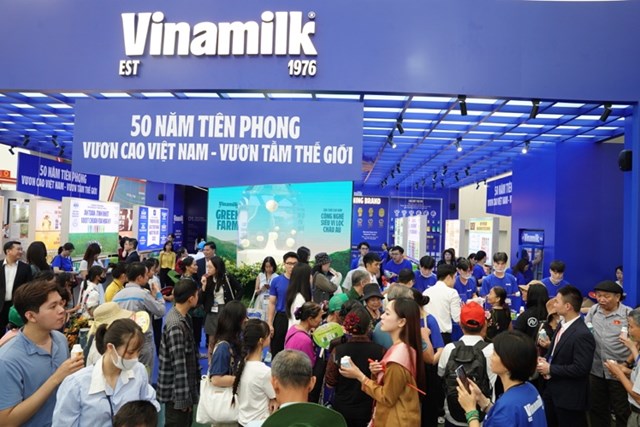 Theo ghi nhận, lượng người gh&eacute; thăm kh&ocirc;ng gian trưng b&agrave;y v&agrave; trải nghiệm của Vinamilk lu&ocirc;n ở mức cao trong thời gian diễn ra triển l&atilde;m. Đ&acirc;y kh&ocirc;ng chỉ l&agrave; minh chứng cho sự gắn b&oacute; của người ti&ecirc;u d&ugrave;ng với thương hiệu, m&agrave; c&ograve;n cho thấy c&aacute;ch Vinamilk l&agrave;m mới m&igrave;nh để tiếp cận c&ocirc;ng ch&uacute;ng một c&aacute;ch hiệu quả, hiện đại v&agrave; gần gũi hơn. (Ảnh: Tịnh Kh&ocirc;ng)