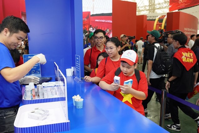 Nhiều em nhỏ th&iacute;ch m&ecirc; khi được thưởng thức th&ecirc;m c&aacute;c sản phẩm mới của hiệu sữa quen thuộc m&agrave; c&aacute;c em uống mỗi ng&agrave;y. (Ảnh: Vi Nam)