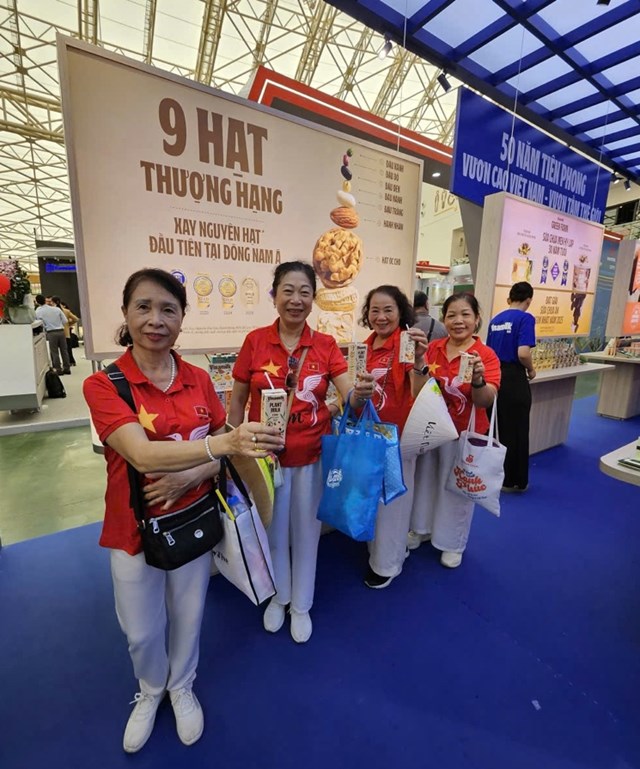 C&aacute;c sản phẩm sữa thực vật kh&ocirc;ng chứa lactose, kh&ocirc;ng chất bảo quản, kh&ocirc;ng thuốc diệt cỏ Glyphosate v&agrave; được sản xuất với c&ocirc;ng nghệ xay nguy&ecirc;n hạt để giữ trọn dinh dưỡng của Vinamilk được giới thiệu đến mọi người. (Ảnh: Vi Nam)