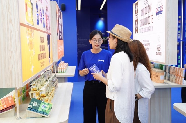 C&aacute;c bạn trẻ đặc biệt y&ecirc;u th&iacute;ch kh&ocirc;ng gian trưng b&agrave;y v&agrave; trải nghiệm của Vinamilk. (Ảnh: Tịnh Kh&ocirc;ng)