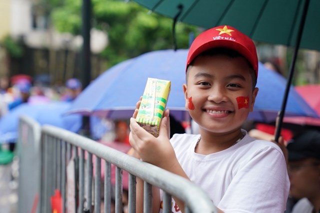 Em b&eacute; vui khoe hộp sữa Vinamilk vừa được nhận. Vinamilk lu&ocirc;n d&agrave;nh sự quan t&acirc;m đặc biệt đến trẻ em &ndash; mang đến nguồn dinh dưỡng chất lượng để c&aacute;c em lớn l&ecirc;n khỏe mạnh, vững v&agrave;ng v&agrave; đầy ước mơ. (Ảnh: Vi Nam)