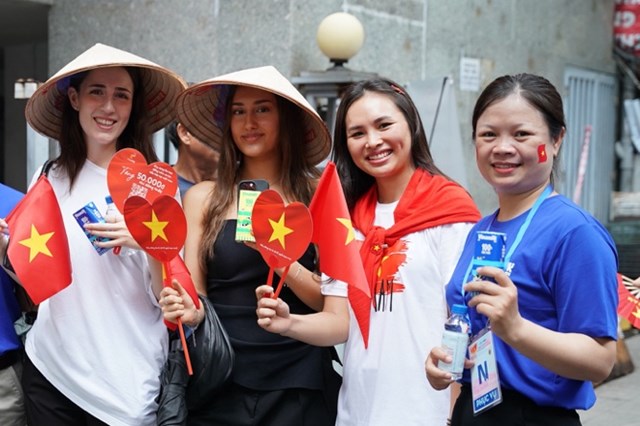 Kh&ocirc;ng chỉ với người d&acirc;n trong nước, kh&ocirc;ng kh&iacute; lễ hội đ&atilde; lan tỏa đến với những người kh&aacute;ch nước ngo&agrave;i đang c&oacute; mặt tại H&agrave; Nội. C&aacute;c c&ocirc; g&aacute;i nước ngo&agrave;i h&agrave;o hứng thưởng thức c&aacute;c sản phẩm sữa của Vinamilk tại 1 điểm tiếp sức dinh dưỡng. (Ảnh: Vi Nam)