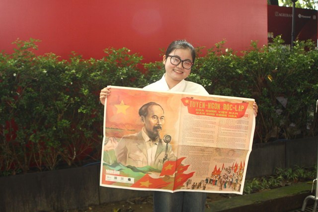 Chị Nguyễn Đặng Kh&aacute;nh Linh biết ơn c&ocirc;ng lao to lớn của c&aacute;c anh h&ugrave;ng liệt sĩ đ&atilde; hy sinh m&aacute;u xương để gi&agrave;nh lại độc lập, tự do cho đất nước