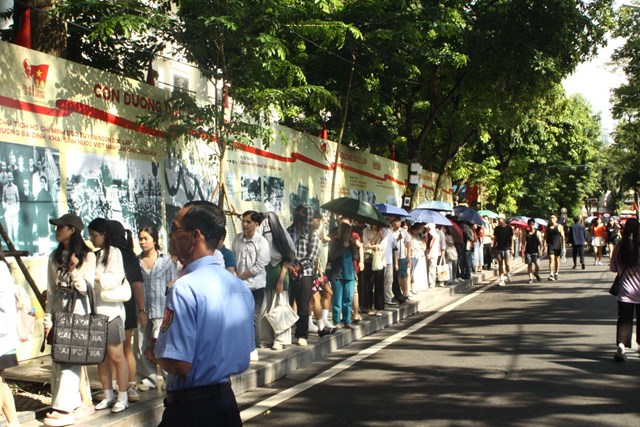 Đ&ocirc;ng đảo du kh&aacute;ch đến tham quan triển l&atilde;m &nbsp;