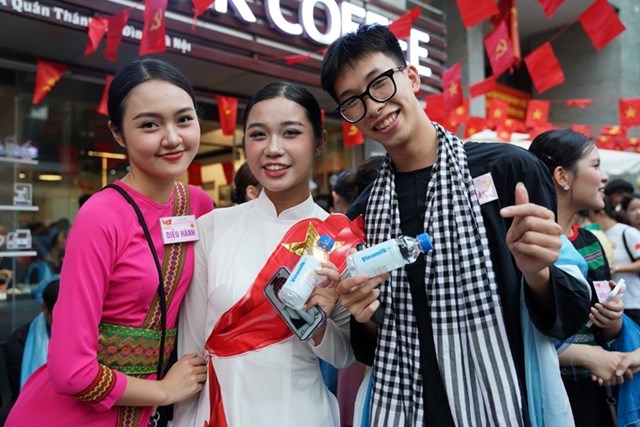 Giữa những ng&agrave;y tập luyện miệt m&agrave;i, c&aacute;c khối quần ch&uacute;ng v&agrave; khối văn h&oacute;a &ndash; thể thao h&agrave;o hứng đ&oacute;n nhận nguồn dinh dưỡng thiết thực từ Vinamilk. (Ảnh: Vi Nam)