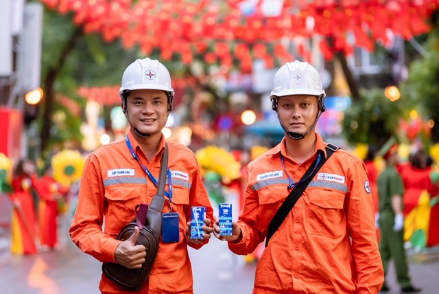 Những thanh ni&ecirc;n khỏe mạnh của ng&agrave;nh điện lực cũng cần tiếp th&ecirc;m dinh dưỡng để đảm bảo sức khỏe suốt thời gian thực hiện nhiệm vụ tại đại lễ. (Ảnh: Vi Nam)