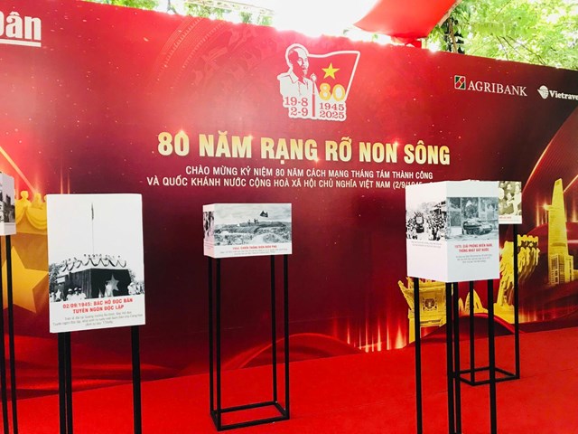 Cụm trưng b&agrave;y &ldquo;80 năm rạng rỡ non s&ocirc;ng&rdquo;