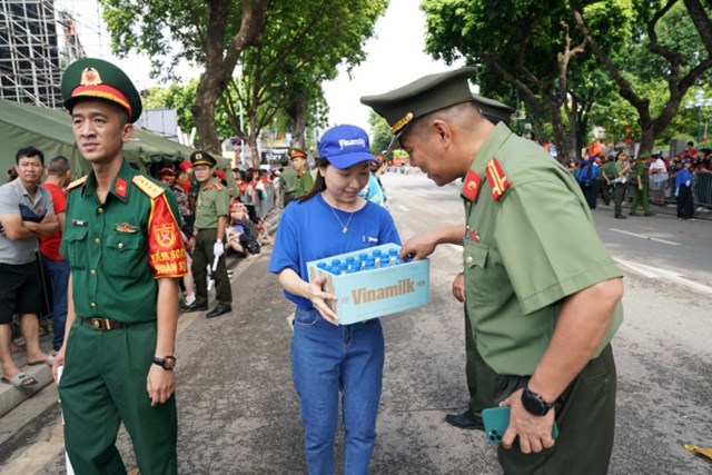 Những ng&agrave;y v&ocirc; c&ugrave;ng bận rộn nhưng cả chiến sĩ an ninh tham gia nhiệm vụ v&agrave; nh&acirc;n vi&ecirc;n tiếp sức của Vinamilk đều được t&aacute;i tạo năng lượng rất nhanh nhờ những sản phẩm dinh dưỡng của Vinamilk. (Ảnh: Vi Nam)