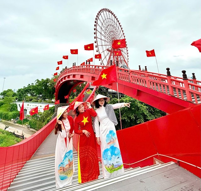 Bãi Cháy tổ chức lễ thượng cờ, bay khinh khí cầu khổng lồ dịp lễ 2/9 - Ảnh 1