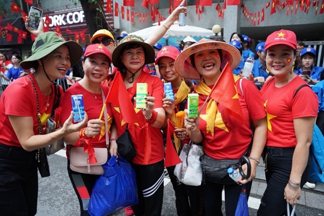 Gần 1 triệu sản phẩm dinh dưỡng bao gồm c&aacute;c d&ograve;ng sữa tươi tiệt tr&ugrave;ng như &iacute;t đường, kh&ocirc;ng đường, dừa, chuối, cao đạm &iacute;t b&eacute;o (Vinamilk, Vinamilk Green Farm,); sữa thực vật từ hạt v&agrave; đậu n&agrave;nh cao canxi, nước tr&aacute;i c&acirc;y rau củ Susu, nước dừa tươi, nước dừa tắc, nước uống đ&oacute;ng chai Vinamilk v&agrave; Icy Premium,... đ&atilde; c&ugrave;ng đồng h&agrave;nh với c&aacute;c lực lượng v&agrave; người d&acirc;n trong ng&agrave;y hội non s&ocirc;ng. (Ảnh: Vi Nam) &nbsp;