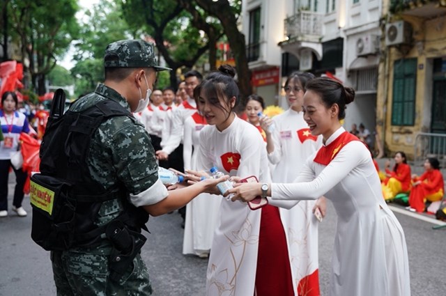 Tiếp nước giữa giờ l&agrave;m nhiệm vụ. (Ảnh: Vi Nam)