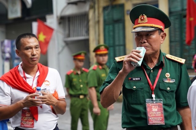 Ng&agrave;y trước chiến đấu tr&ecirc;n chiến trường, ng&agrave;y nay c&aacute;c cựu chiến binh sải bước hạnh ph&uacute;c tr&ecirc;n tuyến đường diễu h&agrave;nh. (Ảnh: Vi Nam)