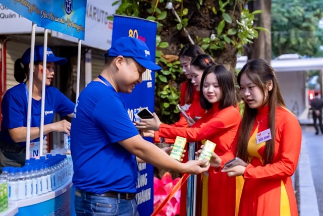 Khi trời vừa hửng s&aacute;ng, c&aacute;c c&ocirc; g&aacute;i xinh đẹp tham gia diễu h&agrave;nh cũng đ&atilde; c&oacute; mặt tại một điểm tiếp ứng dinh dưỡng của Vinamilk để tiếp th&ecirc;m năng lượng trước khi tiếp tục nhiệm vụ của m&igrave;nh. (Ảnh: Vi Nam)
