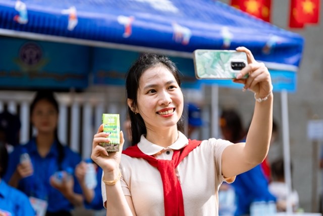 C&aacute;c bạn trẻ tranh thủ selfie với c&aacute;c sản phẩm dinh dưỡng của Vinamilk. (Ảnh: Vi Nam)