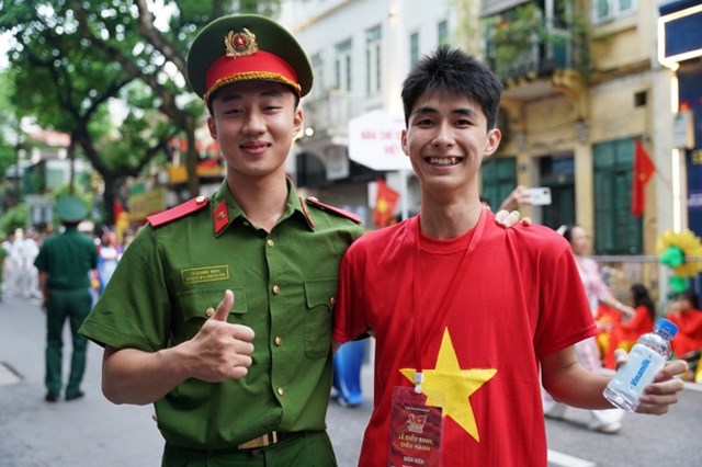 T&igrave;nh bạn v&agrave; t&igrave;nh y&ecirc;u Tổ quốc lu&ocirc;n đong đầy trong tim c&aacute;c bạn trẻ Việt Nam. (Ảnh: Vi Nam)