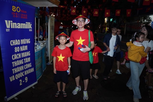 Từ tờ mờ s&aacute;ng, 15 điểm tiếp ứng dinh dưỡng của Vinamilk dọc c&aacute;c tuyến đường trọng yếu đ&atilde; tấp nập người d&acirc;n gh&eacute; qua. Từ người lớn cho đến trẻ con, ai cũng h&aacute;o hức đ&oacute;n chờ thời khắc thi&ecirc;ng li&ecirc;ng - Lễ diễu binh diễu h&agrave;nh kỷ niệm 80 năm Quốc kh&aacute;nh 2/9. (Ảnh: Vi Nam)