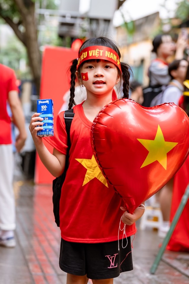 Những mầm non tham gia ng&agrave;y hội lớn của d&acirc;n tộc. Những chủ nh&acirc;n tương lai của đất nước đang được chăm s&oacute;c đủ đầy, bằng dinh dưỡng v&agrave; tri thức; bằng t&igrave;nh y&ecirc;u, sự g&igrave;n giữ v&agrave; niềm tin của cả một d&acirc;n tộc d&agrave;nh cho tương lai. (Ảnh: Vi Nam)