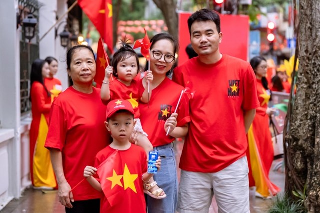 Nhiều đại gia đ&igrave;nh đ&atilde; đến với ng&agrave;y hội lớn của non s&ocirc;ng để con được chứng kiến, được cảm nhận v&agrave; y&ecirc;u Tổ quốc từ những điều giản dị nhất. (Ảnh: Vi Nam)