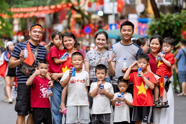 Mỗi g&oacute;c phố như được kho&aacute;c l&ecirc;n tấm &aacute;o mới, lấp l&aacute;nh sắc m&agrave;u của niềm tự h&agrave;o, khiến bất cứ ai đặt ch&acirc;n đến cũng cảm nhận được nhịp đập hừng hực của một th&agrave;nh phố kh&ocirc;ng ngủ, đang h&ograve;a c&ugrave;ng nhịp thở của to&agrave;n d&acirc;n tộc trong ng&agrave;y hội lớn của đất nước. (Ảnh: Vi Nam)