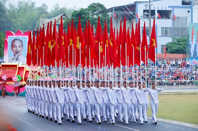 Khối cờ Đảng v&agrave; cờ Tổ quốc rực rỡ, dẫn đầu đội h&igrave;nh diễu binh tại Đại lễ A80, thể hiện kh&iacute; thế h&agrave;o h&ugrave;ng v&agrave; niềm tự h&agrave;o d&acirc;n tộc.