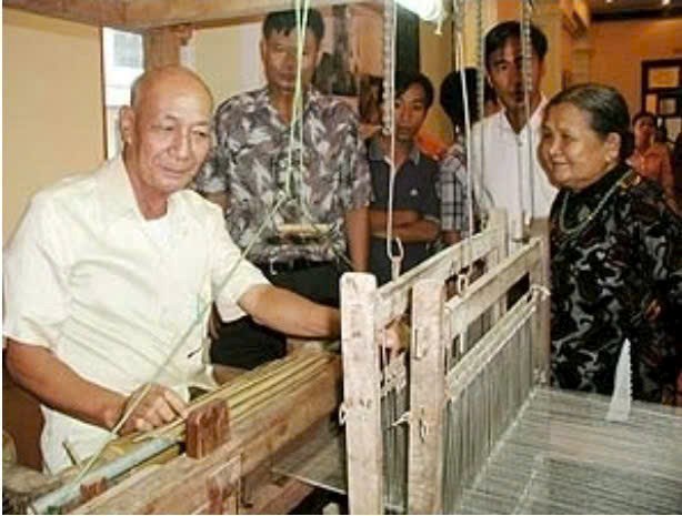 Nghệ nh&acirc;n Triệu Văn M&atilde;o b&ecirc;n khung cửi của m&igrave;nh &nbsp;