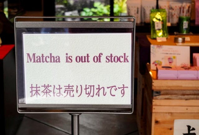 Nhiều cửa hàng bán lẻ tại Nhật buộc phải đề biển thông báo về tình trạng hết matcha.