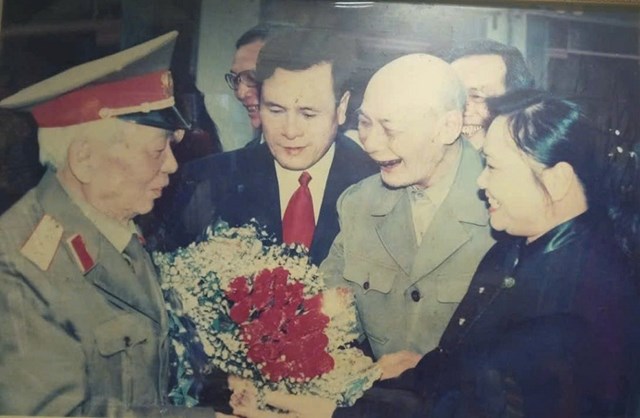 Nghệ nh&acirc;n Triệu Văn M&atilde;o tặng b&oacute; hoa tươi thắm cho đại tướng V&otilde; Nguy&ecirc;n Gi&aacute;p &nbsp;
