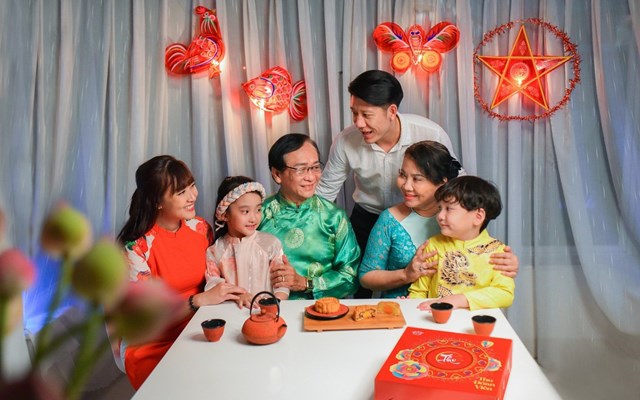 Tết Trung thu l&agrave; dịp để c&aacute;c th&agrave;nh vi&ecirc;n trong gia đ&igrave;nh được qu&acirc;y quần b&ecirc;n nhau, c&ugrave;ng nhau thưởng thức b&aacute;nh v&agrave; tr&ograve; chuyện về những c&acirc;u chuyện trong cuộc sống
