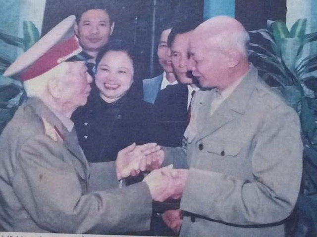 Nghệ nh&acirc;n Triệu Văn M&atilde;o đ&oacute;n Đại tướng V&otilde; Nguy&ecirc;n Gi&aacute;p tại tư gia &nbsp;