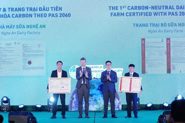 Vinamilk l&agrave; c&ocirc;ng ty sữa đầu ti&ecirc;n tại Việt Nam c&oacute; cả nh&agrave; m&aacute;y v&agrave; trang trại đạt trung h&ograve;a carbon theo ti&ecirc;u chuẩn PAS 2060:2014 &nbsp;