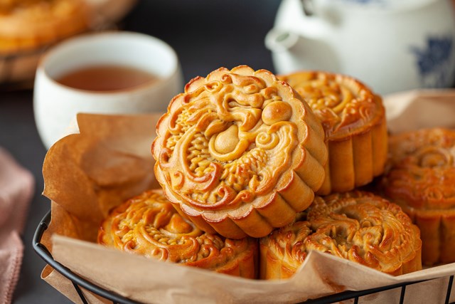 Thưởng tr&agrave; c&ugrave;ng b&aacute;nh Trung thu kh&ocirc;ng chỉ l&agrave; trải nghiệm ẩm thực m&agrave; c&ograve;n l&agrave; sợi d&acirc;y kết nối y&ecirc;u thương, lưu giữ n&eacute;t đẹp văn h&oacute;a truyền thống (Ảnh minh họa)