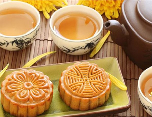 B&aacute;nh Trung thu kết hợp tinh tế c&ugrave;ng nghệ thuật thưởng tr&agrave;, t&ocirc; điểm n&eacute;t văn h&oacute;a thanh lịch đặc sắc của người Việt (Ảnh minh họa)