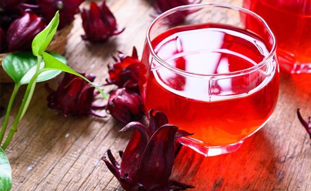 Tr&agrave; hoa Hibiscus với nhiều lợi &iacute;ch tốt cho sức khỏe, dần trở th&agrave;nh một biểu tượng mới trong lối sống l&agrave;nh mạnh (Ảnh minh hoạ)