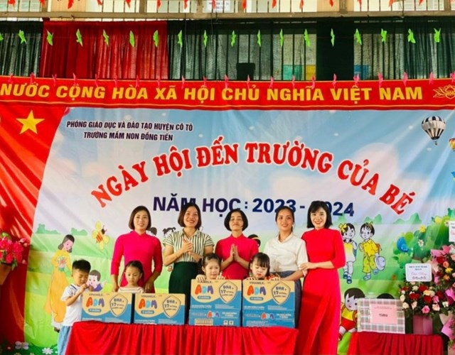 C&ocirc; tr&ograve; Trường Mầm non Đồng Tiến (huyện C&ocirc; T&ocirc;) vui mừng đ&oacute;n nhận sữa từ Quỹ Sữa đ&uacute;ng ng&agrave;y khai giảng. &nbsp;