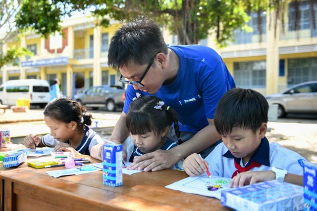 Trong ng&agrave;y khai giảng c&aacute;c em được tham gia nhiều hoạt động vui chơi, s&aacute;ng tạo do c&aacute;c nh&acirc;n vi&ecirc;n Vinamilk tổ chức. &nbsp;