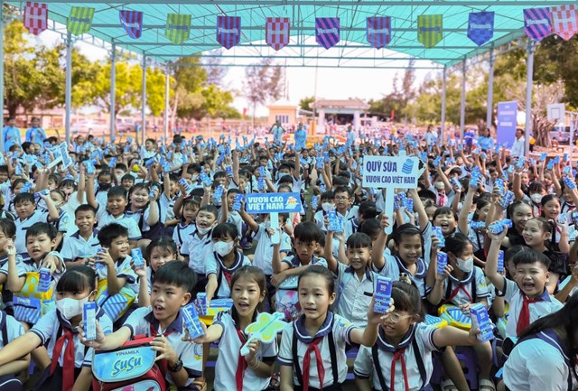 Một ng&agrave;y khai giảng đặc biệt với nhiều niềm vui từ Quỹ sữa v&agrave; Vinamilk d&agrave;nh cho c&aacute;c em học sinh Bến Tre. &nbsp;