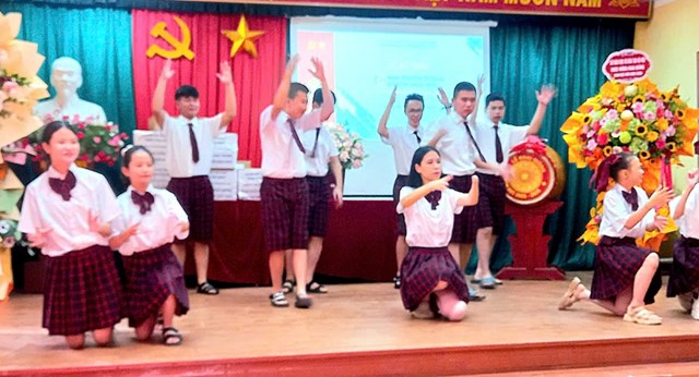 Tiết mục văn nghệ đầy cảm x&uacute;c của c&aacute;c em học sinh.