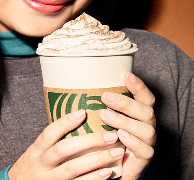 Hương vị Pumpkin Spice quen thuộc mở bán trên Ứng dụng Starbucks vào 05.09, và sẽ chính thức có mặt tại cửa hàng từ 09.09.2025.​