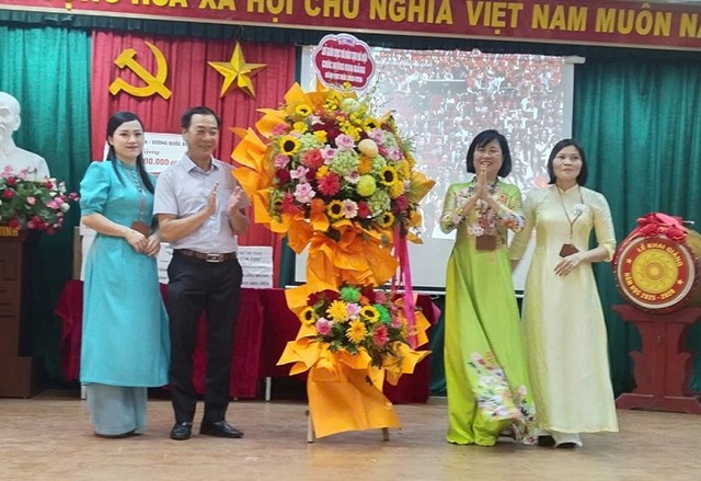 Đồng ch&iacute; Đỗ Văn Định &ndash; chuy&ecirc;n vi&ecirc;n Sở Gi&aacute;o dục v&agrave; Đ&agrave;o tạo H&agrave; Nội tặng hoa v&agrave; ph&aacute;t biểu ch&uacute;c mừng tại lễ khai giảng.