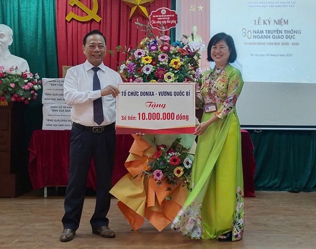 &Ocirc;ng Nguyễn Kim Ho&agrave;ng &ndash; Chủ tịch Hội Cứu trợ Trẻ em Khuyết tật TP H&agrave; Nội thay mặt Tổ chức DONXA (Vương quốc Bỉ) trao tặng 10 triệu đồng hỗ trợ Trường Khuyết tật Thanh Tr&igrave;.