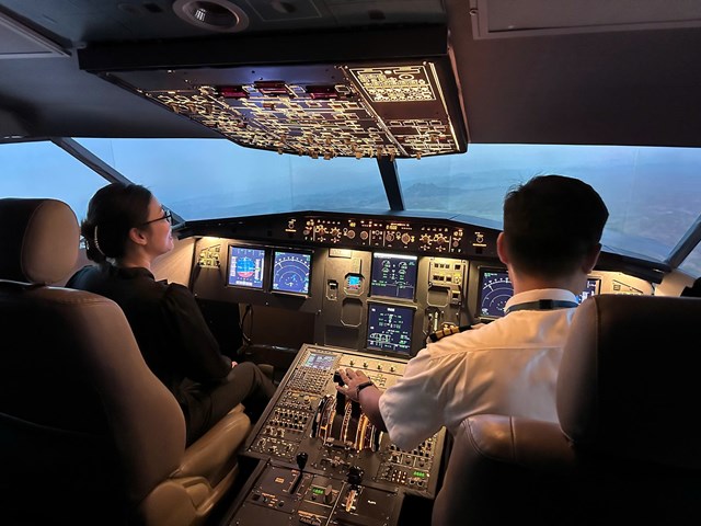 Kh&aacute;ch tham quan được trải nghiệm trong buồng l&aacute;i m&ocirc; phỏng &nbsp;