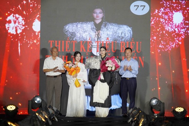 Ban Tổ chức trao giải "Tinh thần Văn hiến" cho t&aacute;c giả Nguyễn Th&ugrave;y Linh với thiết kế "Văn Uy&ecirc;n" (SBD 77).