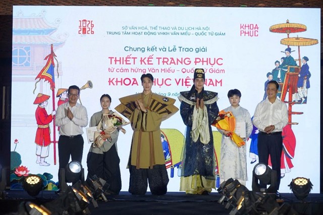 Đại diện BTC trao giải "Mạch nguồn di sản" cho c&aacute;c t&aacute;c giả đạt giải với hai thiết kế "Đăng Khoa" (SBD 98) v&agrave; "Khu&ecirc; Văn C&uacute;c" (SBD 64). &nbsp;