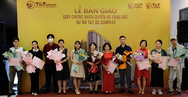 Lễ b&agrave;n giao Giấy chứng nhận quyền sử dụng đất tại dự &aacute;n T&amp;T DC Complex (Ảnh: T&amp;T Group) &nbsp;
